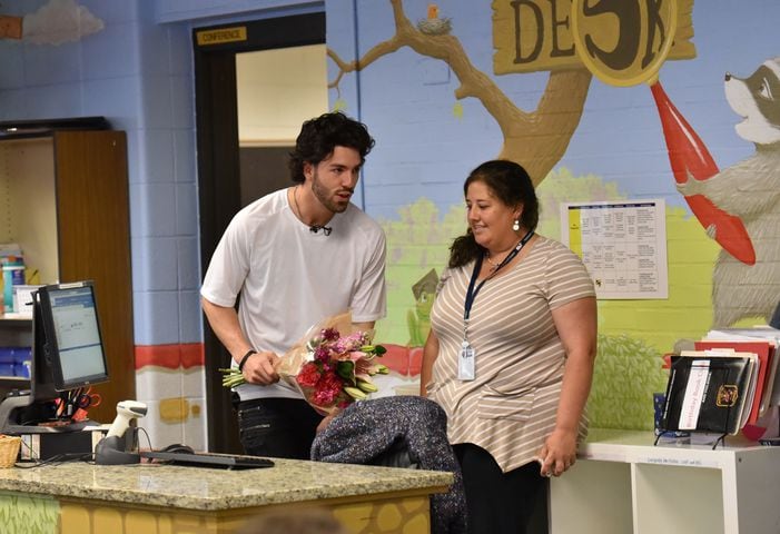 Dansby Swanson surprises his mom at the Marietta school where she