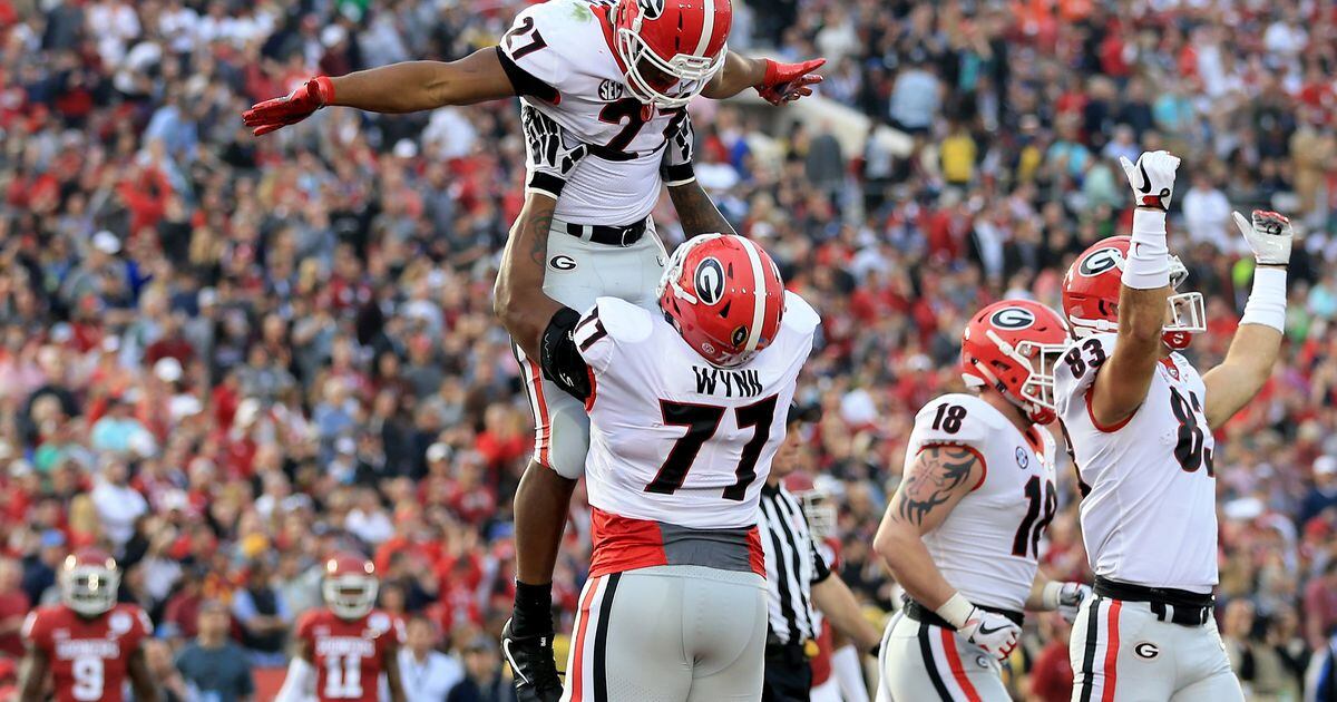 November 21, 2015: Georgia Bulldogs guard Isaiah Wynn (77) helps