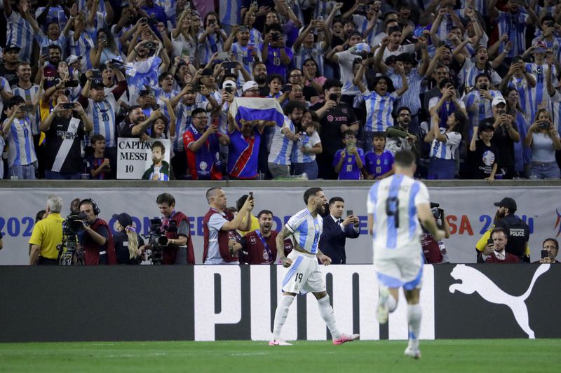 Argentina's Nicolás Otamendi celebrates after scoring the winning goal in a penalty shootout against Ecuador during a Copa America quarterfinal soccer match in Houston, Thursday, July 4, 2024. (AP Photo/Mike Wyke)