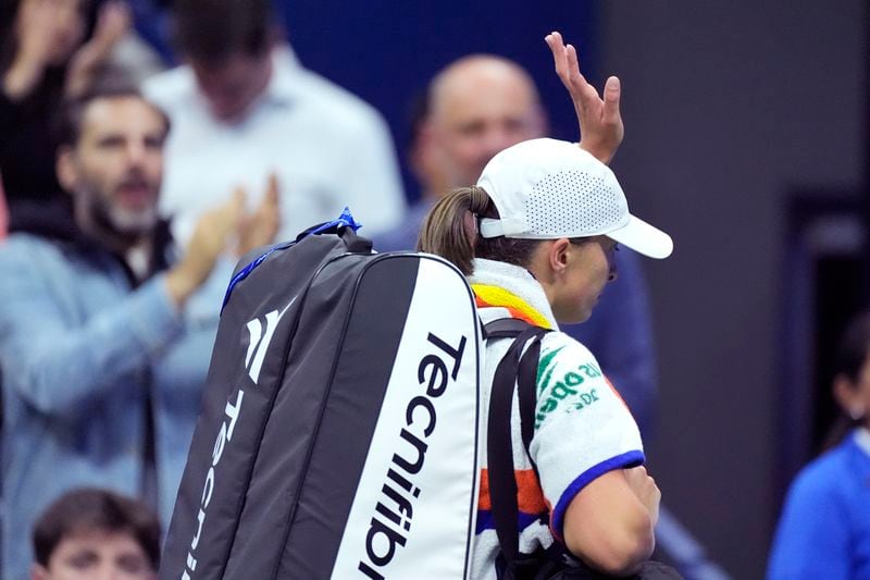 Iga Świątek, of Poland, waves to the crowd after her loss to Jessica Pegula, of the United States, during the quarterfinals of the U.S. Open tennis championships, Wednesday, Sept. 4, 2024, in New York. (AP Photo/Eduardo Munoz Alvarez)