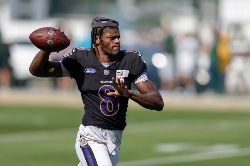 Baltimore Ravens quarterback Lamar Jackson throws a pass during an NFL football joint training camp practice with the Green Bay Packers Thursday, Aug. 22, 2024, in Green Bay, Wis. (AP Photo/Matt Ludtke)