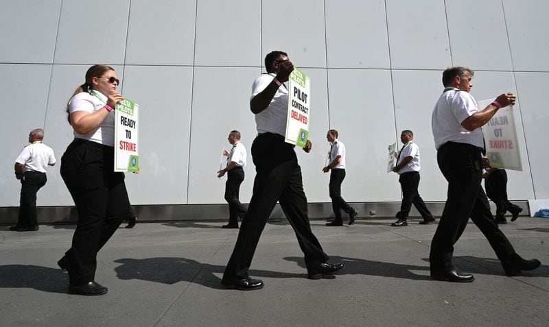 September 1, 2022 Atlanta - Delta pilots conduct informational picketing at the south terminal at Hartsfield-Jackson Atlanta International Airport ahead of the busy Labor Day travel weekend as they push for a new labor contract on Thursday, September 1, 2022. (Hyosub Shin / Hyosub.Shin@ajc.com)