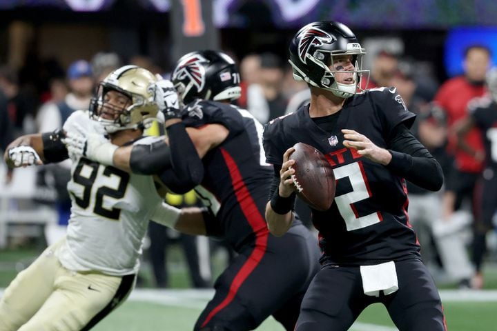 Falcons quarterback Matt Ryan (2) drops back to pass as New Orleans Saints defensive end Marcus Davenport (92) pressures during the second quarter. The Falcons loss the season finale 30-20. (JASON GETZ FOR THE ATLANTA JOURNAL-CONSTITUTION)