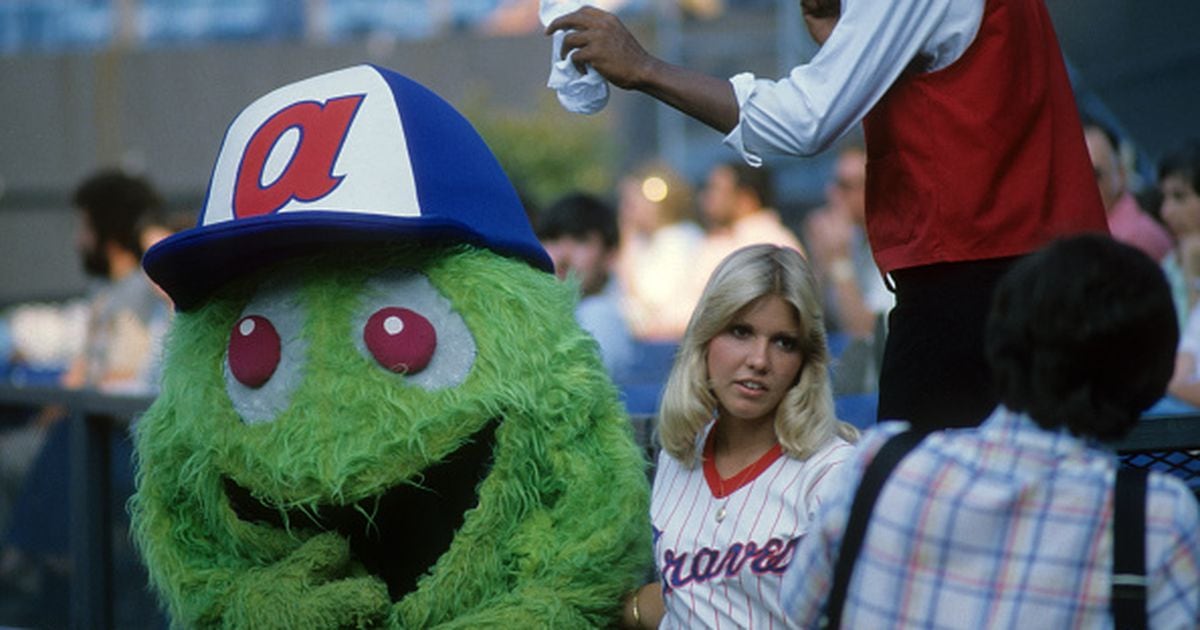 Braves Mascot Blooper Breaks Character To Yell At Phillies Fans
