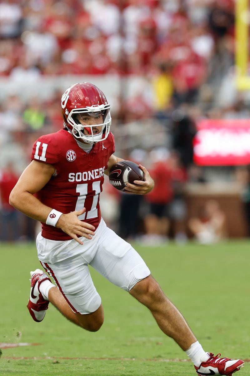 Oklahoma quarterback Jackson Arnold runs the ball against Temple during the first quarter of an NCAA college football game Friday, Aug. 30, 2024, in Norman, Okla. (AP Photo/Alonzo Adams)