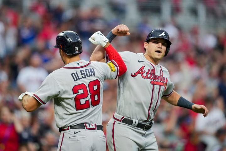 Streaking Reds stop Braves 11-10