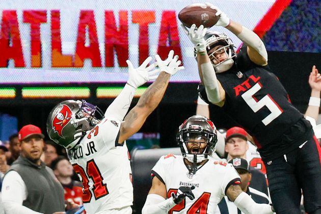 Atlanta Falcons wide receiver Drake London (5) goes up for an impressive reception during the fourth quarter against the Tampa Bay Buccaneers on Sunday, Dec. 10, 2023,  at Mercedes-Benz Stadium in Atlanta.  Miguel Martinez/miguel.martinezjimenez@ajc.com