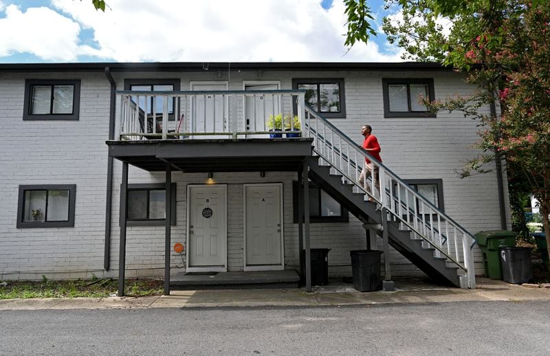 Exterior of the apartment building on Elm St. Wednesday, July 10, 2024 in Atlanta. (Hyosub Shin / AJC)