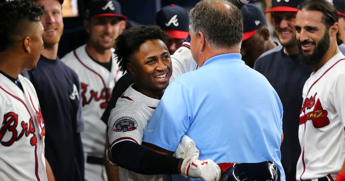 Dale Murphy nearly eats it trying to take a Braves alumni selfie. : r/Braves