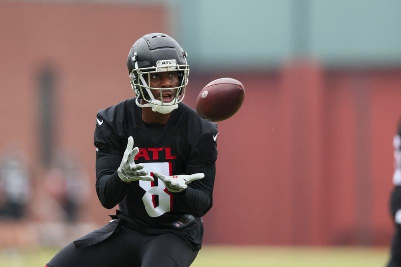 Falcons tight end Kyle Pitts (8) makes a catch during minicamp, Tuesday, May 14, 2024, in Flowery Branch, Ga. (Jason Getz / AJC)
