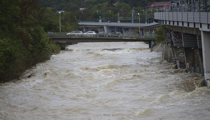 River Wien floods its banks in the west of Vienna, Austria, Sunday, Sept.15, 2024. (AP Photo/Heinz-Peter Bader)