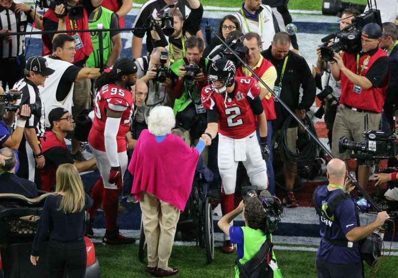 FEBRUARY 5, 2017 HOUSTON TX Barbara Bush shakes hands with Atlanta Falcons quarterback Matt Ryan (2) as the Atlanta Falcons meet the New England Patriots in Super Bowl LI at NRG Stadium in Houston, TX, Sunday, February 5, 2017. John Spink/AJC