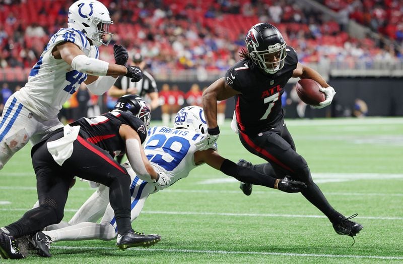 Atlanta Falcons running back Bijan Robinson (7) avoids a tackle from Indianapolis Colts defensive back JuJu Brents (29) during the fourth quarter at Mercedes-Benz Stadium on Sunday, Dec. 24, 2023, in Atlanta. (Kevin C. Cox/Getty Images/TNS)