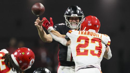 Atlanta Falcons quarterback Kirk Cousins (18) gets a pass off against the pressure of Kansas City Chiefs linebacker Drue Tranquill (23) during the second half at Mercedes-Benz Stadium, Sunday, Sept. 22, 2024, in Atlanta. The Falcons lost 22-17. (Jason Getz / AJC)

