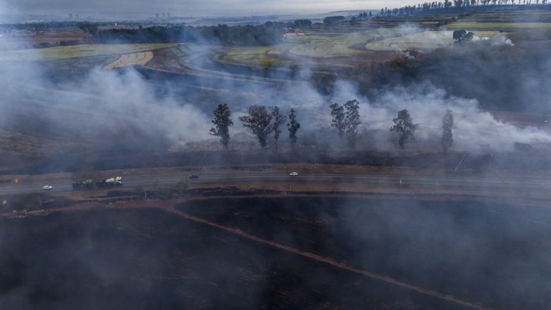 Smoke from wildfires fills the air near above the Mario Donega highway in Ribeirao Preto, Sao Paulo state, Brazil, Sunday, Aug. 25, 2024. (AP Photo/Marcos Limonti)