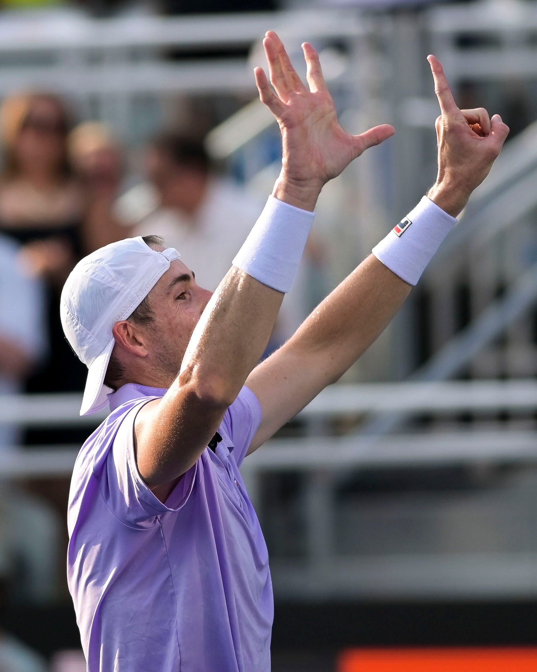 Isner wins Atlanta in three tiebreaks over Anderson 