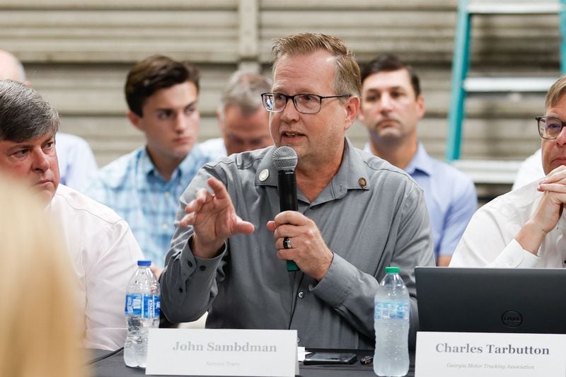 O CEO da Samson Tours, John Sambdman, fala com legisladores estaduais e outros líderes de pequenas empresas durante uma mesa redonda sobre políticas de litígio civil que impactam o clima de negócios do estado na sede da Samson Tours em Atlanta na quinta-feira, 22 de agosto de 2024. (Natrice Miller/ AJC)