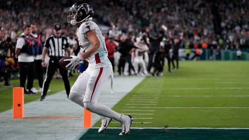 Atlanta Falcons wide receiver Drake London (5) scores a touchdown during the second half of an NFL football game against the Philadelphia Eagles on Monday, Sept. 16, 2024, in Philadelphia. (AP Photo/Matt Rourke)