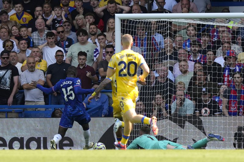 Chelsea's Nicolas Jackson, left, scores the opening goal during the English Premier League soccer match between Chelsea and Crystal Palace, at the Stamford Bridge Stadium in London, Sunday, Sept. 1, 2024. (AP Photo/Frank Augstein)