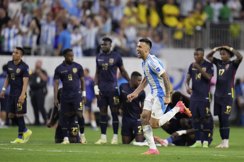 Argentina's Nicolás Gonzalez celebrates defeating Ecuador in a penalty shootout during a Copa America quarterfinal soccer match in Houston, Thursday, July 4, 2024. (AP Photo/Julio Cortez)