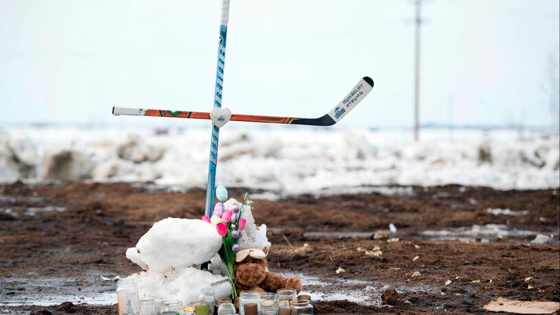 Hockey families #putyoursticksout for Humboldt crash victims