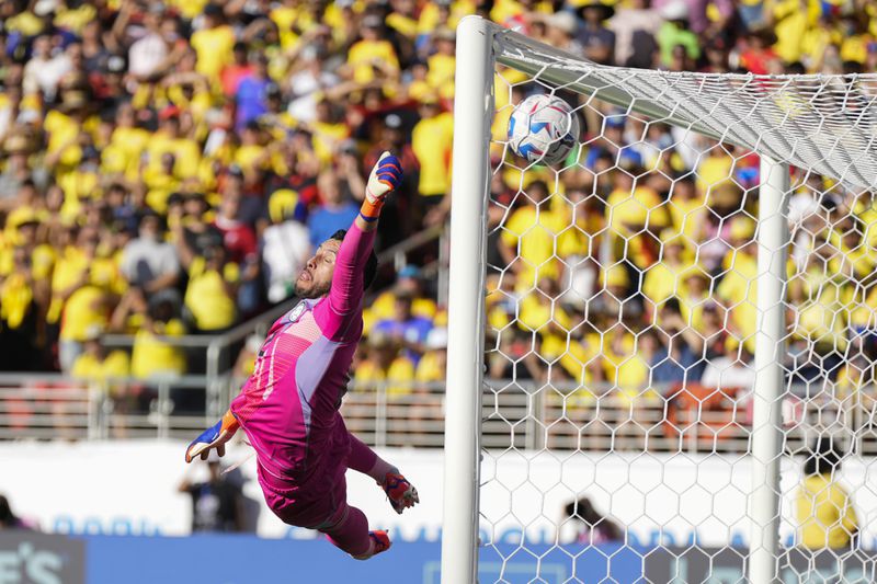 Colombia's goalkeeper David Ospina fails to stop a free kick from Brazil's Raphinha, who scored his side's opening goal during a Copa America Group D soccer match in Santa Clara, Calif., Tuesday, July 2, 2024. (AP Photo/Tony Avelar)