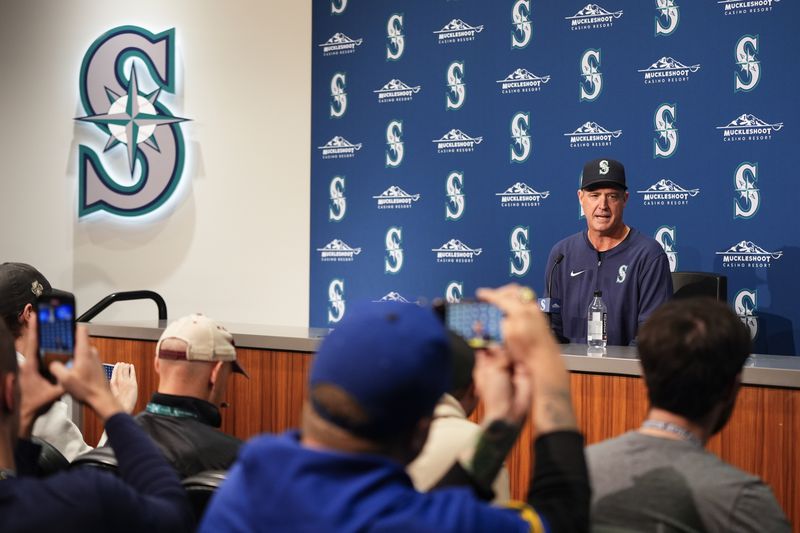 Seattle Mariners manager Dan Wilson , upper right,speaks during a news conference before a baseball game against the San Francisco Giants, Friday, Aug. 23, 2024, in Seattle. (AP Photo/Lindsey Wasson)