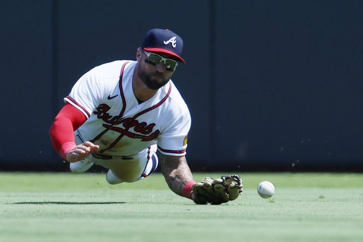 Photos: Braves fall short in series finale vs. Giants