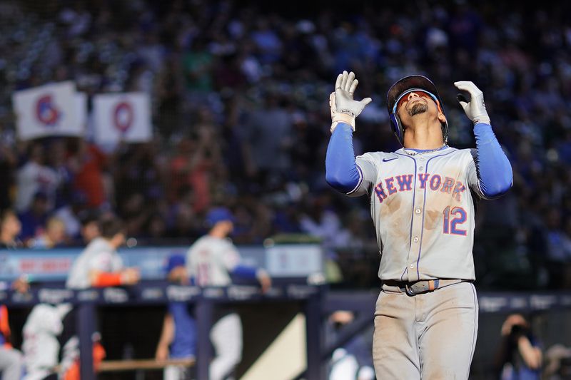 New York Mets' Francisco Lindor gestures after hitting a solo home run during the sixth inning of a baseball game against the Milwaukee Brewers, Sunday, Sept. 29, 2024, in Milwaukee. (AP Photo/Aaron Gash)