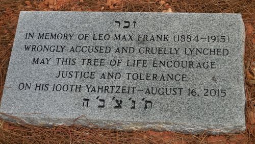The marker at a tree planted in Leo Frank’s memory at Congregation Etz Chaim. (Jennifer Brett/The Atlanta Journal-Constitution)