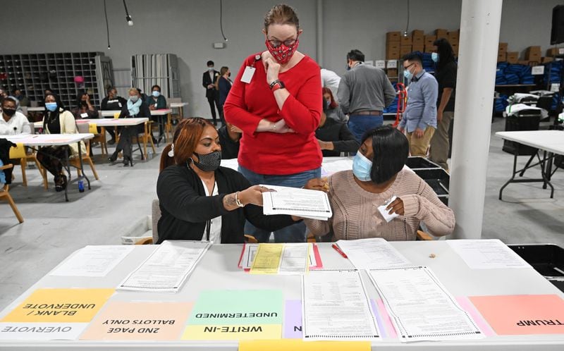 Kristi Royston (center), Gwinnett County Elections Supervisor, assists as election workers begin a recount Friday morning of 414,000 ballots, representing nearly 10% of all votes cast. (Hyosub Shin / Hyosub.Shin@ajc.com)