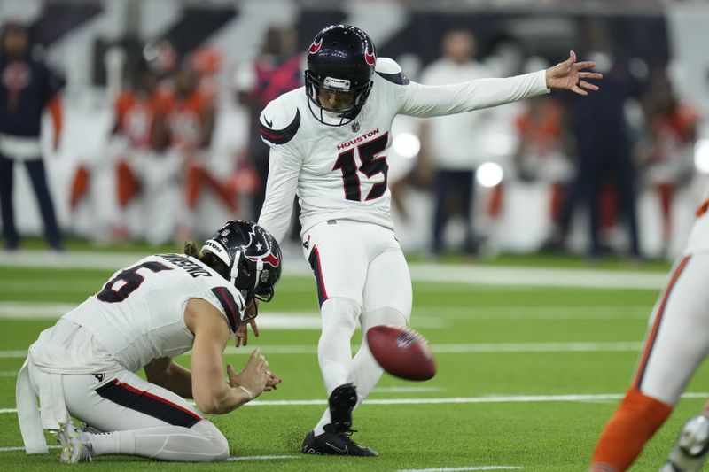 Houston Texans kicker Ka'imi Fairbairn makes a 47-yard field goal during the first half of an NFL football game against the Chicago Bears Sunday, Sept. 15, 2024, in Houston. (AP Photo/Eric Christian Smith)