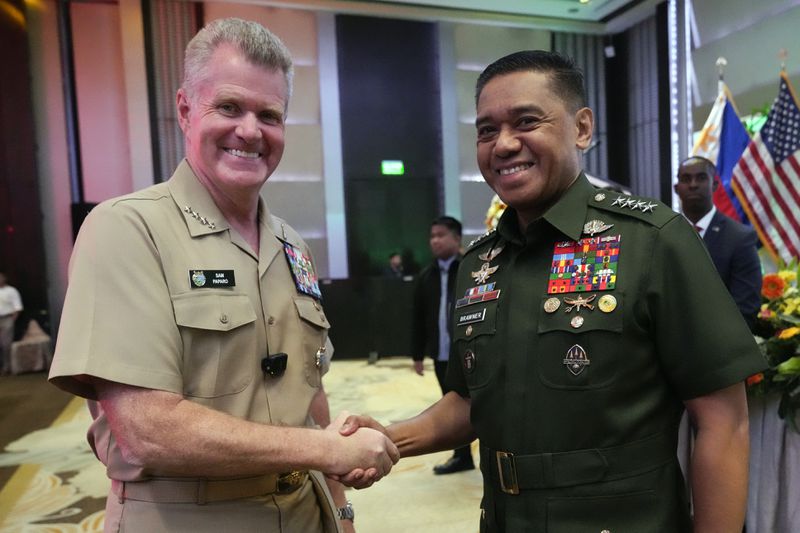 U.S. Indo-Pacific Command Commander Admiral Samuel Paparo, left, and Philippines military chief Gen. Romeo Brawner Jr., during an international military conference organized by the U.S. Indo-Pacific Command on Tuesday, Aug. 27, 2024, in Manila, Philippines. (AP Photo/Aaron Favila)