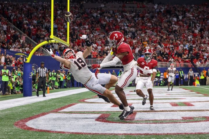 Alabama Crimson Tide defensive back Trey Amos (9) blocks the attempted pass to Georgia Bulldogs tight end Brock Bowers (19) during the second half of the SEC Championship football game at the Mercedes-Benz Stadium in Atlanta, on Saturday, December 2, 2023. (Jason Getz / Jason.Getz@ajc.com)