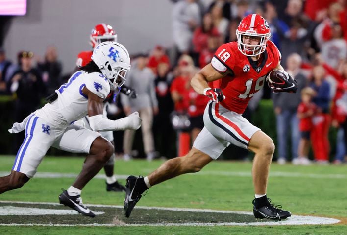 Georgia Bulldogs tight end Brock Bowers (19) gains 28 yards for a first down during the first half of an NCAA football game between Kentucky and Georgia in Athens on Saturday, Oct. 7, 2023.  (Bob Andres for the Atlanta Journal Constitution)