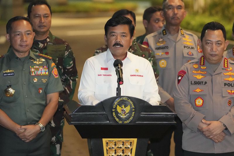 Indonesian Coordinating Minister for Political, Legal, and Security Affairs Hadi Tjahjanto, center, is flanked by Armed Forces Chief Gen. Agus Subiyanto, left, and National Police Chief Gen. Listyo Sigit Prabowo, right, as he speaks to the media after the arrival of Phillip Mark Mehrtens, a New Zealand pilot who was held hostage for more than a year by separatist rebels in the Papua region, at Halim Perdanakusuma Air Base in Jakarta, Indonesia, Saturday, Sept. 21, 2024. (AP Photo/Achmad Ibrahim)