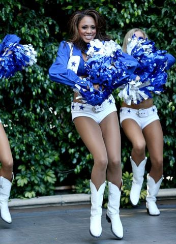 Foto jornalística : The Dallas Cowboys Cheerleaders perform during