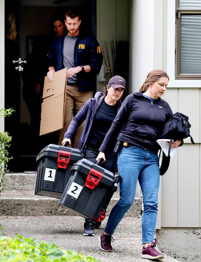 FBI agents carry boxes out of a house associated with Oakland Mayor Sheng Thao during a raid in Oakland, Calif., on Thursday, June 20, 2024. Federal authorities raided a home belonging to Oakland Mayor Sheng Thao early Thursday as part of an investigation that included a search of at least two other houses, authorities said. (Ray Chavez/Bay Area News Group via AP)