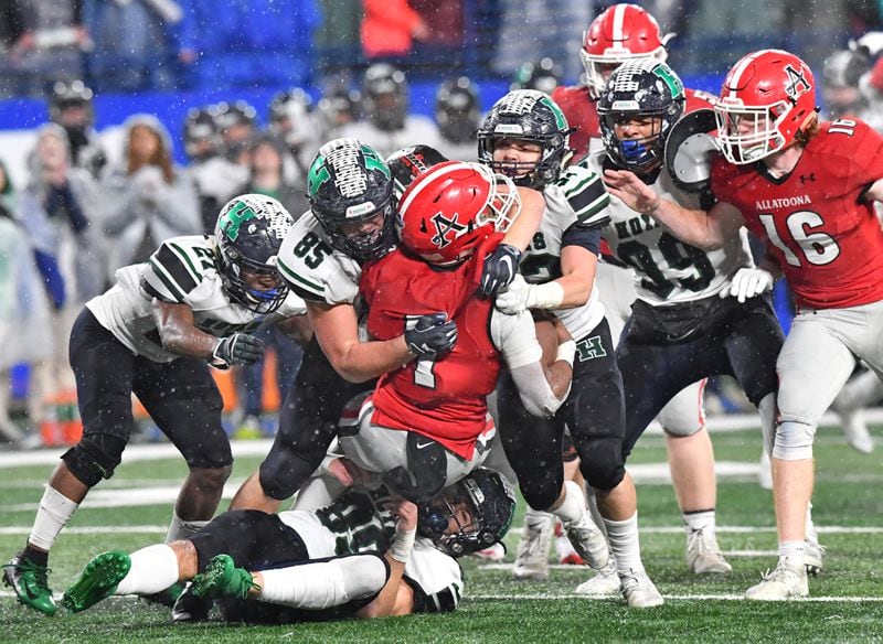 Allatoona's Alex Wilson (7) is taken down by Harrison's Bryce Stanfield (85). (Hyosub Shin / Hyosub.Shin@ajc.com)