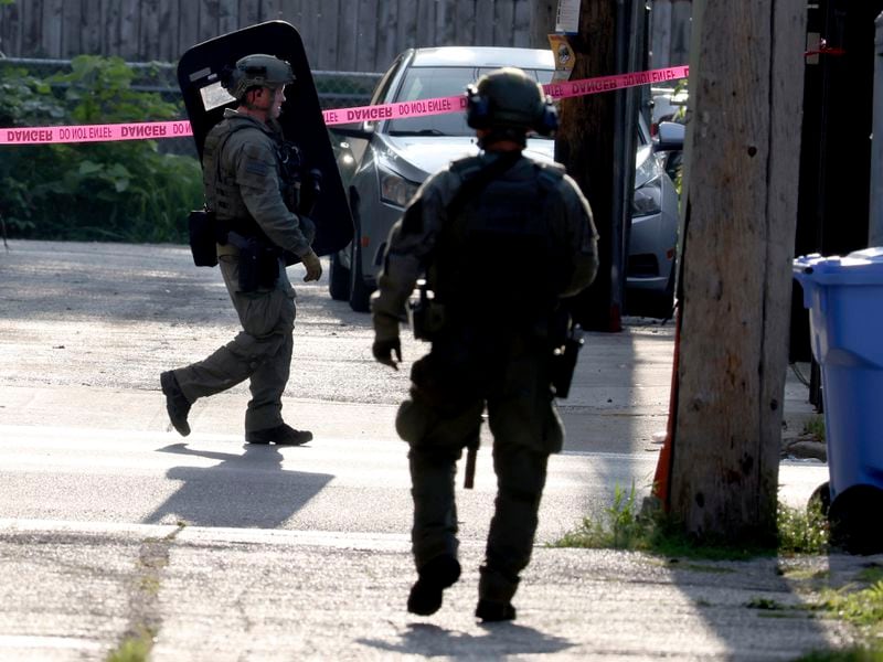 Chicago police SWAT officers patrol the area near the 2300 block of West Madison Street in Chicago, during a standoff with an escaped prisoner, Joshua Zimmerman, on Wednesday, Aug. 21, 2024 in Chicago. (Antonio Perez/Chicago Tribune via AP)