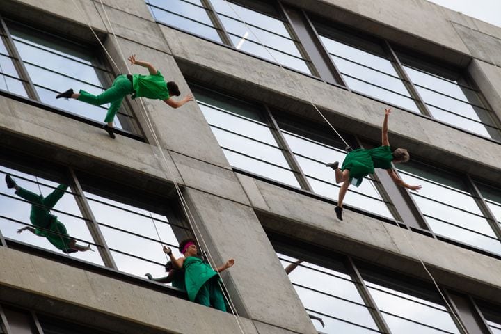 Bandaloop dancers