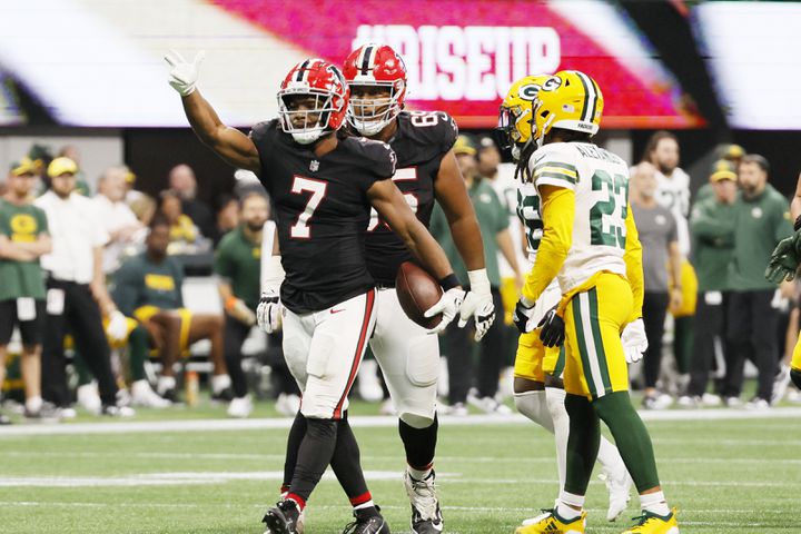 Falcons rally to pull out 25-24 victory over the Packers