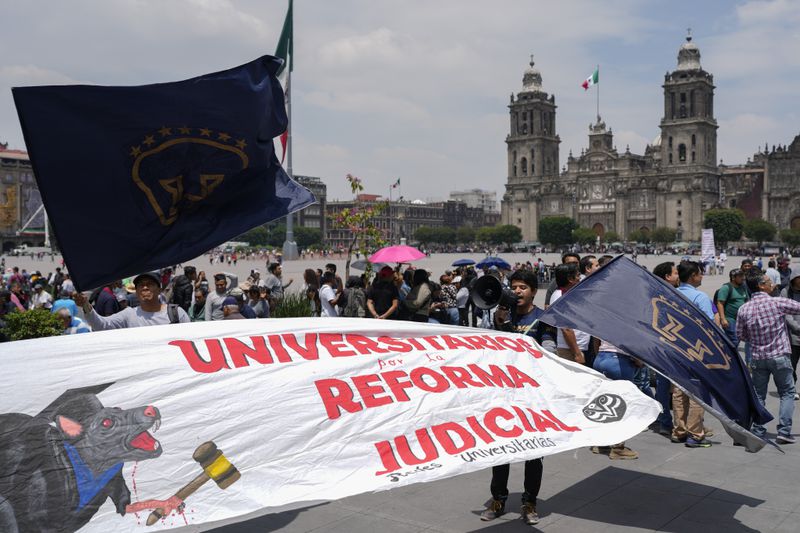 Supporters arrive to attend a rally in favor of the government's proposed judicial reform outside the Supreme Court building in Mexico City, Thursday, Sept. 5, 2024. (AP Photo/Eduardo Verdugo)