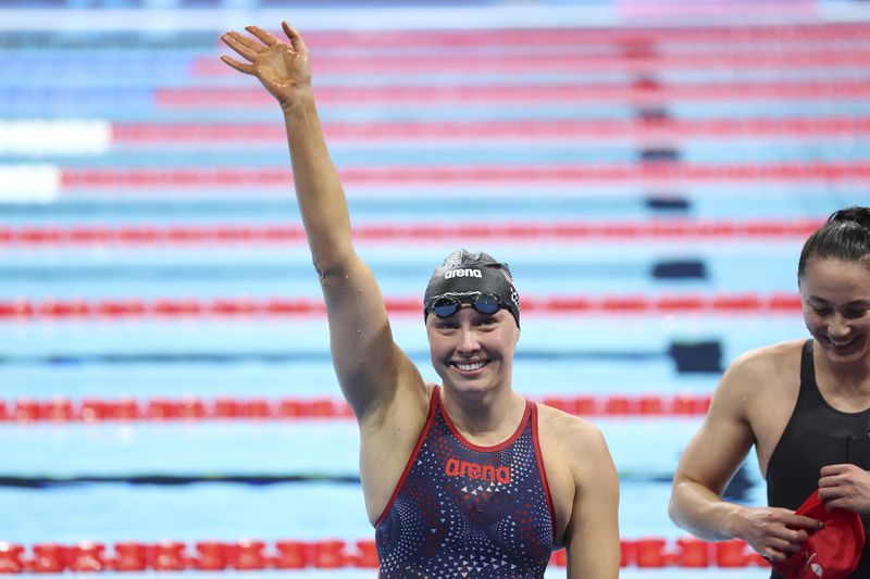 Jessica Long, of the U.S., waves to the crowd after winning the gold medal women's 400 freestyle S8 final during the 2024 Paris Paralympics, Wednesday, Sept. 4, 2024, in Paris, France. (AP Photo/Jackson Ranger)