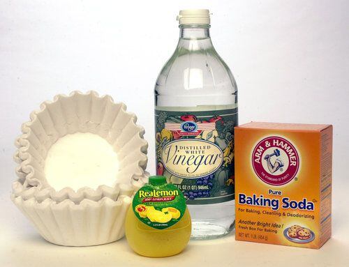 Spring cleaning hacks: use baking soda and vinegar