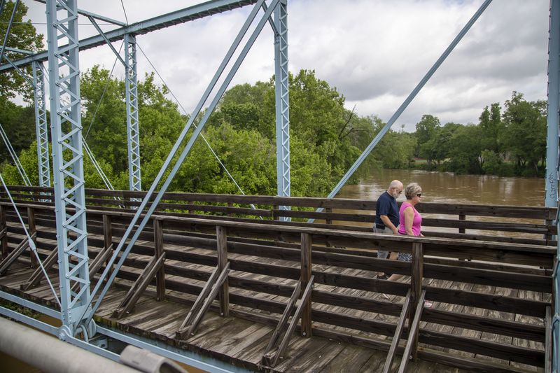 05/05/2021 — Vinings, Georgia — A couple walks along the Hermi’s Bridge in Vinings, Wednesday, May 5, 2021. (Alyssa Pointer / Alyssa.Pointer@ajc.com)