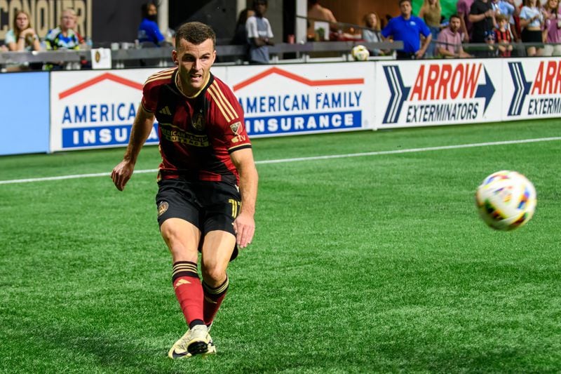 Brooks Lennon passes the ball for a goal attempt during the Atlanta United game against Columbus Crew at Mercedes Benz Stadium in Atlanta, GA on July 20, 2024. (Jamie Spaar for the Atlanta Journal Constitution)