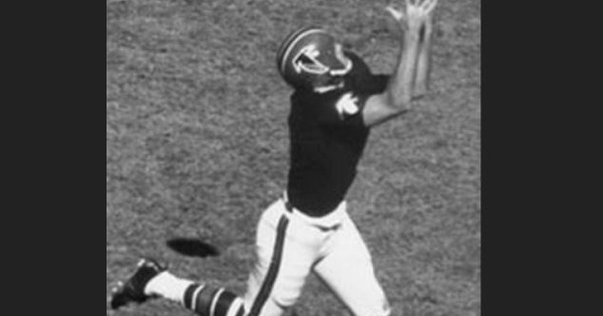 Ex-Falcon McDonald, who played without a face mask, dies