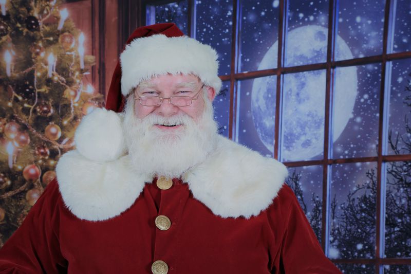 Larry Talbert, also known as Santa Magic, teaches a class about incorporating magic into Santa visits. Photo: Courtesy of Northern Lights Santa Academy