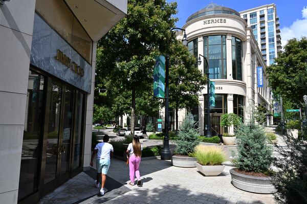 The Buckhead Village shopping area. (Hyosub Shin / Hyosub.Shin@ajc.com)